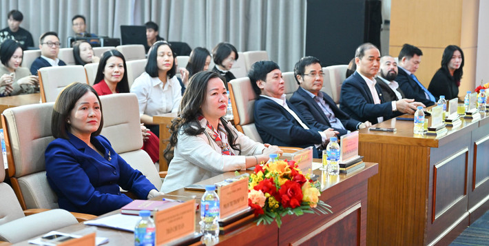 Tổng Biên tập Báo Đại biểu Nhân dân Phạm Thị Thanh Huyền và các đại biểu. Ảnh: Quang Khánh h3.jpg
