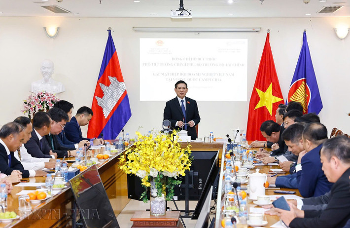 Phó Thủ tướng Hồ Đức Phớc gặp Hiệp hội Doanh nghiệp Việt Nam tại Campuchia. Ảnh Doãn Tấn/TTXVN img-9716.jpg