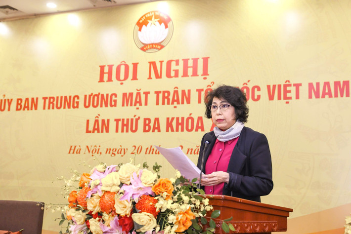 Phó Chủ tịch Ủy ban Trung ương MTTQ Việt Nam Tô Thị Bích Châu trình bày Tờ trình của Đoàn Chủ tịch Ủy ban Trung ương MTTQ Việt Nam về việc hiệp thương cử nhân sự tham gia Ủy ban, Đoàn Chủ tịch Ủy ban Trung ương MTTQ Việt Nam khóa X, nhiệm kỳ 2024 - 2029 mttq4.jpg