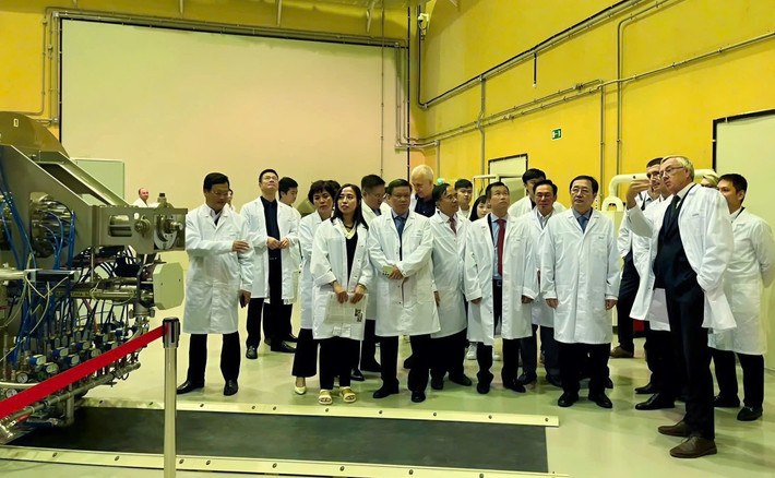 Bộ trưởng Bộ Khoa học và Công nghệ Huỳnh Thành Đạt và các đại biểu thăm phòng thí nghiệm của JINR 7-7351.jpg
