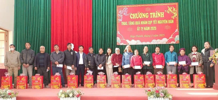 Đại diện Ban điều hành dự án Hữu Nghị - Chi Lăng trao quà tết cho người dân tại xã Hợp Thành, huyện Cao Lộc, Lạng Sơn g2.jpg