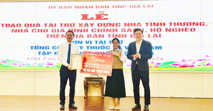 Phó Tổng giám đốc Tập đoàn Hóa chất Việt Nam Nguyễn Tuấn Dũng trao tặng phần quà là kinh phí xây dựng 15 căn nhà dành cho các hộ gia đình có hoàn cảnh khó khăn trên địa bàn huyện Chư Sê p1.jpg