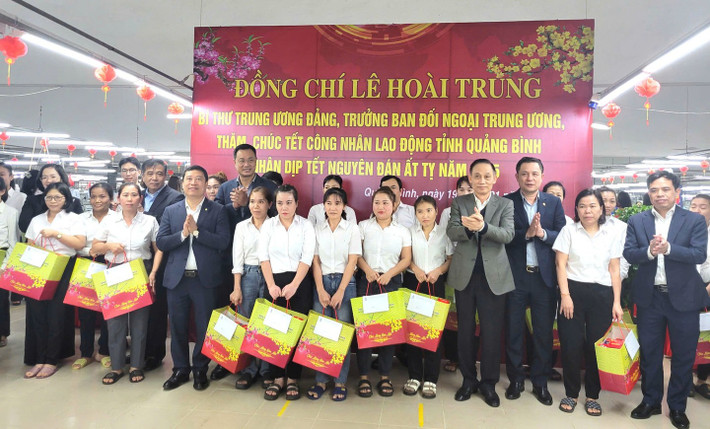 Trưởng ban Đối ngoại Trung ương Lê Hoài Trung và Bí thư Tỉnh ủy Quảng Bình Lê Ngọc Quang tặng quà người lao động Xí nghiệp May Hà Quảng e1.jpg