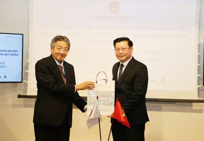 PGS.TS Đinh Văn Châu - Hiệu trưởng Trường Đại học Điện lực trao quà tặng lãnh đạo Trường Đại học Fukui Nhật Bản c3.jpg