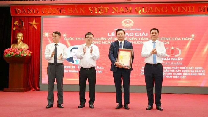 Bộ trưởng Bộ Công Thương Nguyễn Hồng Diên, Thứ trưởng Bộ Công Thương Trương Thanh Hoài và Phó Chủ tịch Thường trực Hội Nhà báo Việt Nam Nguyễn Đức Lợi trao chứng nhận giải Nhất cho PGS.TS Đinh Văn Châu 123.jpg