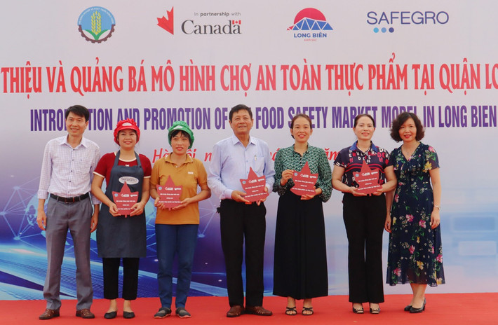 Các cá nhân tiêu biểu trong nâng cao ATTP tại Việt Nam được ghi nhận tại sự kiện. Ảnh: Đào Cảnh n1.jpg