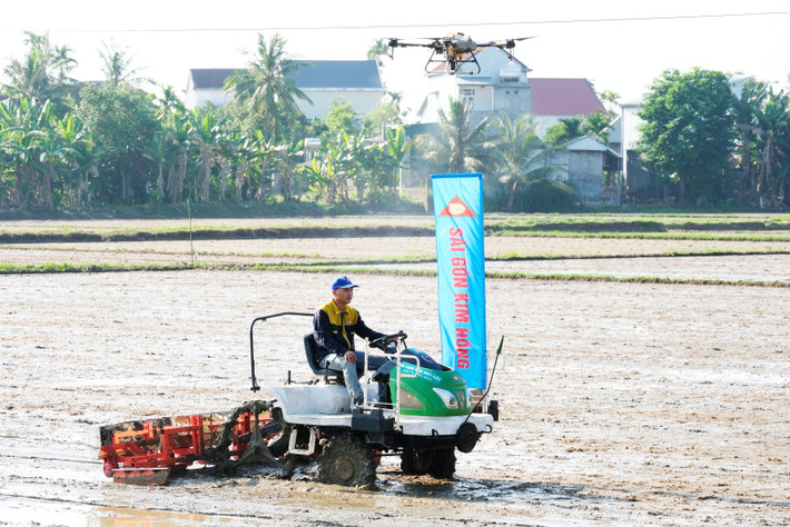 Quảng Ngãi tích cực đẩy mạnh chuyển đổi số, phát triển kinh tế số nông nghiệp theo hướng phát triển công nghệ cao, nông nghiệp thông minh. Ảnh: TT v2.jpg