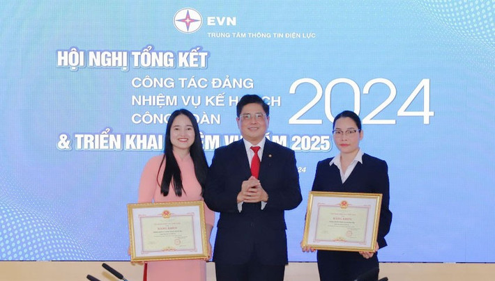 Phó Tổng giám đốc EVN trao Bằng khen cho Phòng Quản lý thông tin cơ sở dữ liệu và Phòng Truyền thông đa phương tiện. Ảnh: Gia Hiếu k2.jpg
