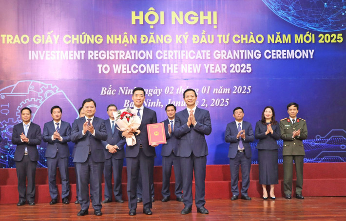 Lãnh đạo tỉnh Bắc Ninh trao Giấy chứng nhận đầu tư cho doanh nghiệp. Ảnh minh họa. Nguồn: ITN 2-3.jpg