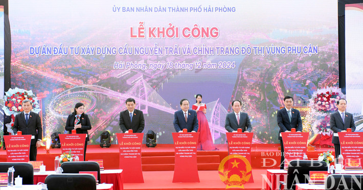 Chủ tịch Quốc hội Trần Thanh Mẫn và Bí thư Thành ủy Hải Phòng Lê Tiến Châu cùng lãnh đạo các bộ, ngành Trung ương và thành phố Hải Phòng bấm nút khởi công Dự án đầu tư xây dựng cầu Nguyễn Trãi và chỉnh trang đô thị vùng phụ cận. Ảnh: Lâm Hiển dbnd_br_d5.jpg