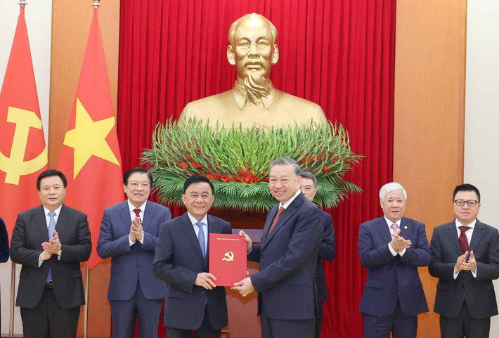 Tổng Bí thư Tô Lâm trao Quyết định của Bộ Chính trị về chức năng, nhiệm vụ của Ủy ban Kiểm tra Trung ương cho đồng chí Trần Cẩm Tú, Ủy viên Bộ Chính trị, Thường trực Ban Bí thư, Chủ nhiệm Ủy ban Kiểm tra Trung ương. Ảnh: Thống Nhất – TTXVN b3.jpg