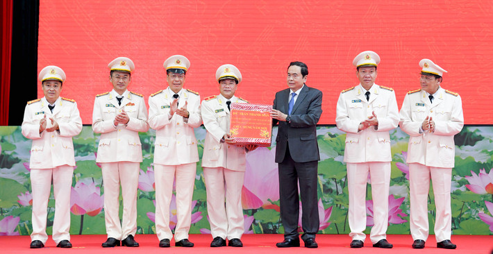 Chủ tịch Quốc hội Trần Thanh Mẫn trao quà tặng Công an TP. Cần Thơ. Ảnh: Lâm Hiển ca2.jpg