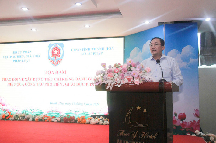 Ông Phan Văn Đại, Trưởng phòng PBGDPL, Sở Tư pháp tỉnh Thanh Hóa trình bày dự thảo Tiêu chí riêng. Ảnh: Nguyễn Giang 23.JPG