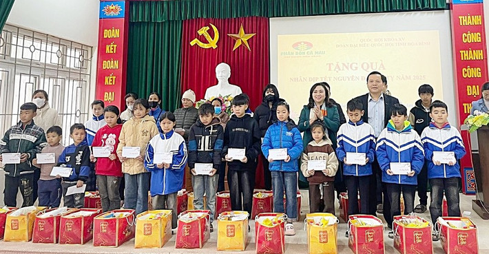 Phó Chủ tịch HĐND tỉnh Bùi Văn Thắng và Phó Trưởng đoàn chuyên trách phụ trách Đoàn ĐBQH tỉnh Đặng Bích Ngọc trao tặng những món quà ý nghĩa đến tay người có hoàn cảnh khó khăn. Ảnh: Bùi Hiển 1.jpg