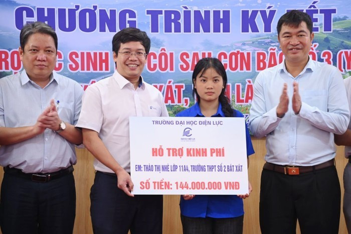 Trường Đại học Điện lực hỗ trợ em Thào Thị Nhè 6 triệu đồng/tháng (24 tháng), tổng cộng là 144 triệu đồng s1-858-7287.jpg