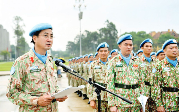 Cục trưởng Cục Gìn giữ hòa bình Việt Nam, Thiếu tướng Phạm MạnhThắng phát động thi đua tại Lăng Chủ tịch Hồ Chí Minh. Ảnh: TH vb1.jpg