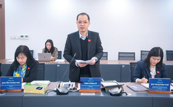 Phó Chủ nhiệm Ủy ban Văn hóa và Xã hội Đinh Công Sỹ chủ trì cuộc làm việc với Trường Đại học Phenikaa sáng 20.3. Ảnh: Nghĩa Đức a1.jpg