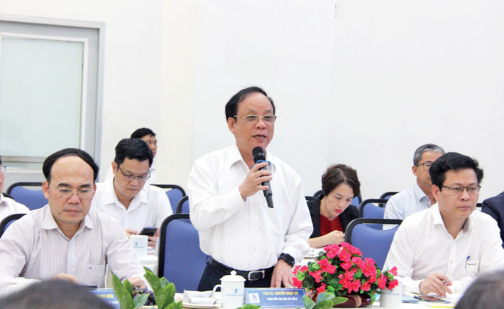 PGS.TS Nguyễn Ngọc Vũ, Giám đốc Đại học Đà Nẵng trao đổi với Đoàn giám sát d1-6099.jpg