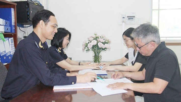 Công chức Chi cục Hải quan Khu vực II hướng dẫn thủ tục cho doanh nghiệp FDI. Ảnh: TH c2.jpg