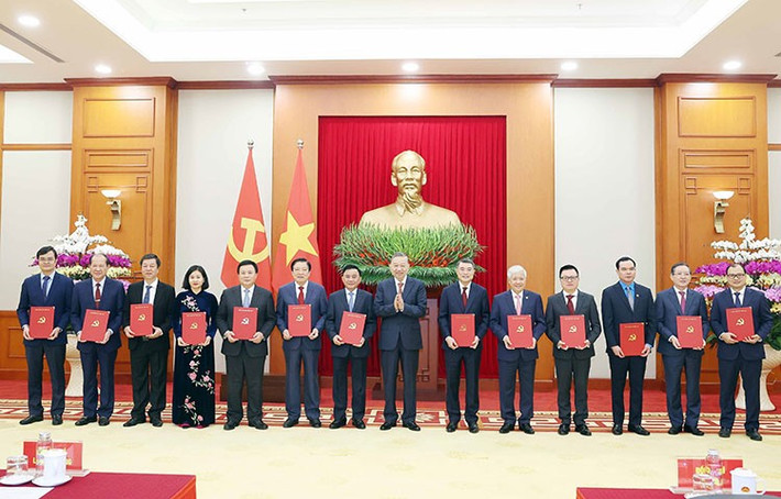 Tổng Bí thư Tô Lâm trao Quyết định của Bộ Chính trị cho đại diện lãnh đạo 13 cơ quan, đơn vị. Ảnh: Thống Nhất - TTXVN s1.jpg