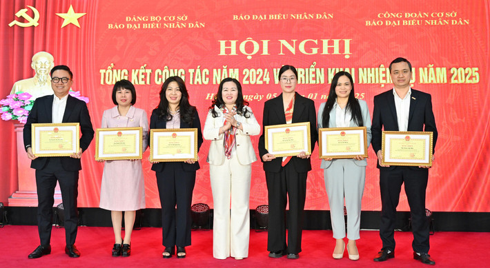 Tổng biên tập Báo Đại biểu Nhân dân Phạm Thị Thanh Huyền trao tặng bằng khen của Chủ nhiệm Văn phòng Quốc hội cho 6 cá nhân. Ảnh: Quang Khánh h4.jpg