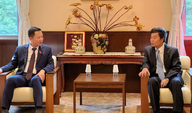 Ủy viên Thường trực Ủy ban Quốc phòng và An ninh, Phó Chủ tịch Nhóm đại biểu Quốc hội trẻ Khóa XV Trịnh Xuân An làm việc với Đại biện Đại sứ quán Việt Nam tại Nhật Bản Nguyễn Đức Minh x4.jpg