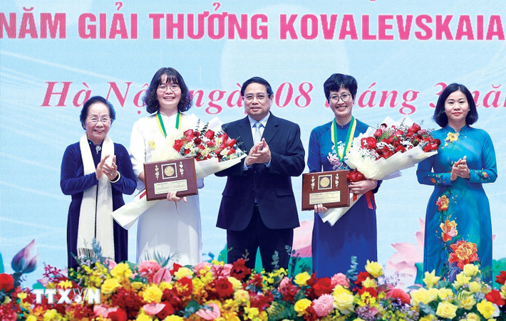Thủ tướng Phạm Minh Chính trao Giải thưởng Kovalevskaia năm 2024. Ảnh: Dương Giang/TTXVN thu-tuong2.jpg