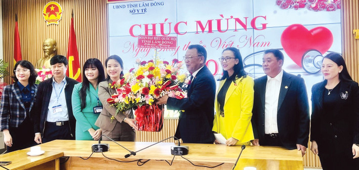Đoàn ĐBQH Lâm Đồng tặng hoa chúc mừng Sở Y tế nhân dịp kỷ niệm 70 năm Ngày Thầy thuốc Việt Nam dh2.jpg