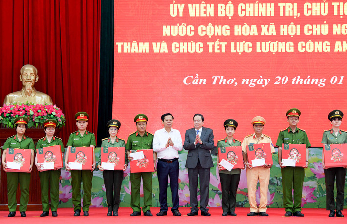 Chủ tịch Quốc hội Trần Thanh Mẫn trao quà tặng cán bộ, chiến sỹ Công an TP. Cần Thơ có hoàn cảnh khó khăn. Ảnh: Lâm Hiển ca4.jpg