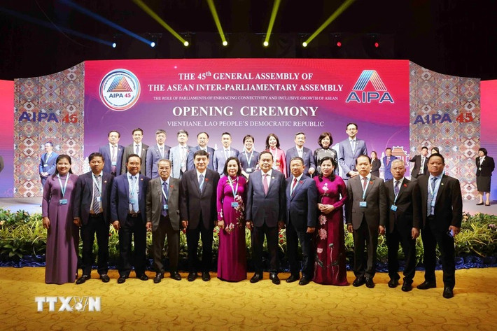 Chủ tịch Quốc hội Trần Thanh Mẫn và Đoàn đại biểu Quốc hội Việt Nam chụp ảnh chung tại Phiên khai mạc Đại hội đồng Liên Nghị viện các Quốc gia Đông Nam Á lần thứ 45. Ảnh: Thống Nhất c2-2244.jpg