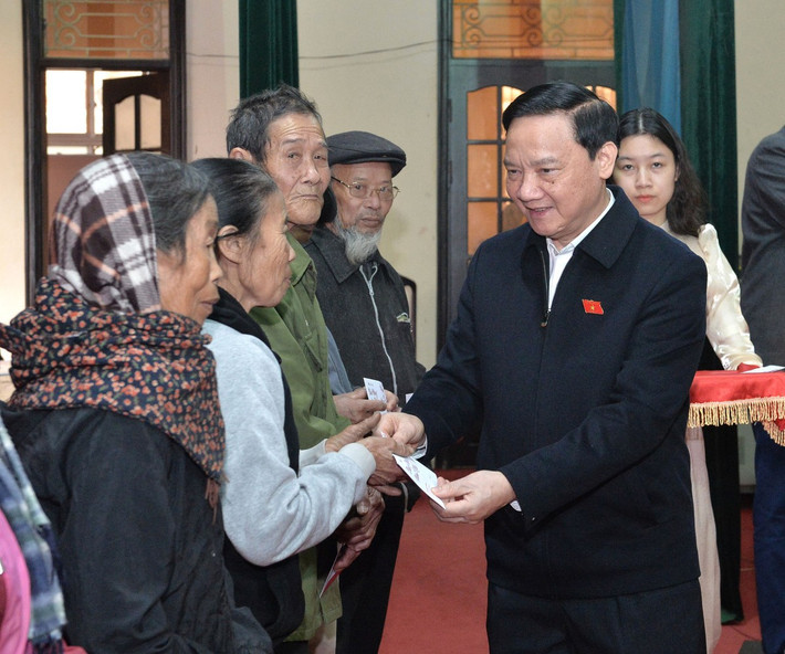 Phó Chủ tịch Quốc hội Nguyễn Khắc Định trao quà Tết cho hộ nghèo, hộ có hoàn cảnh khó khăn của huyện Đông Hưng. Ảnh: Hồ Long Phó Chủ tịch Quốc hội Nguyễn Khắc Định trao quà Tết cho hộ nghèo, hộ có hoàn cảnh khó khăn của huyện Đông Hưng. Ảnh: Hồ Long