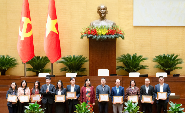 Phó Chủ nhiệm Văn phòng Quốc hội Phạm Đình Toản và Phó Bí thư Thường trực Đảng uỷ Cơ quan Văn phòng Quốc hội Trịnh Giáng Hương trao Bằng khen của Chủ nhiệm Văn phòng Quốc hội cho các cá nhân. Ảnh: Hồ Long