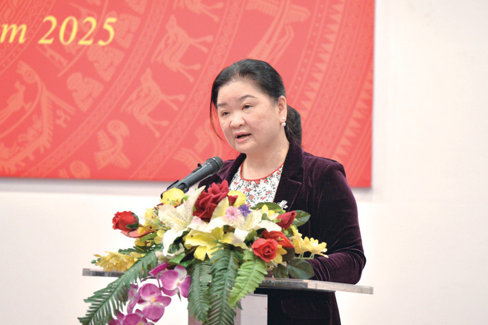 Vụ trưởng Vụ Khoa học, Công nghệ và Môi trường Trần Ngọc Hoa đọc một số Tờ trình và Quyết định. Ảnh: Hồ Long ubk6.jpg