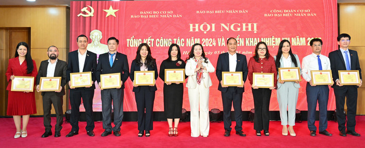 Tổng biên tập Báo Đại biểu Nhân dân Phạm Thị Thanh Huyền trao tặng danh hiệu chiến sỹ thi đua cơ sở năm 2024. Ảnh: Quang Khánh Tổng biên tập Báo Đại biểu Nhân dân Phạm Thị Thanh Huyền trao tặng danh hiệu chiến sỹ thi đua cơ sở năm 2024. Ảnh: Quang Khánh
