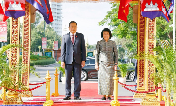 Chủ tịch Quốc hội Trần Thanh Mẫn và Chủ tịch Quốc hội Samdech Khuon Sudary trên bục danh dự. Ảnh: Doãn Tấn – TTXVN ctqh-a5.jpg