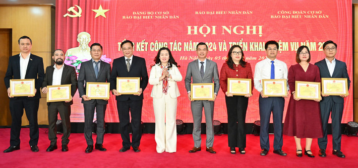 Tổng biên tập Báo Đại biểu nhân Phạm Thị Thanh Huyền trao tặng giấy khen cho các cá nhân có thành tích đặc biệt xuất sắc. Ảnh: Quang Khánh h9.jpg