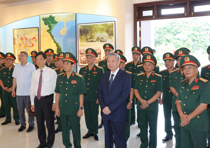 Tổng Bí thư, Chủ tịch nước Tô Lâm tham quan Bảo tàng Tổng cục II, Bộ Quốc phòng. Ảnh: Trí Dũng/TTXVN to-lam07.jpg