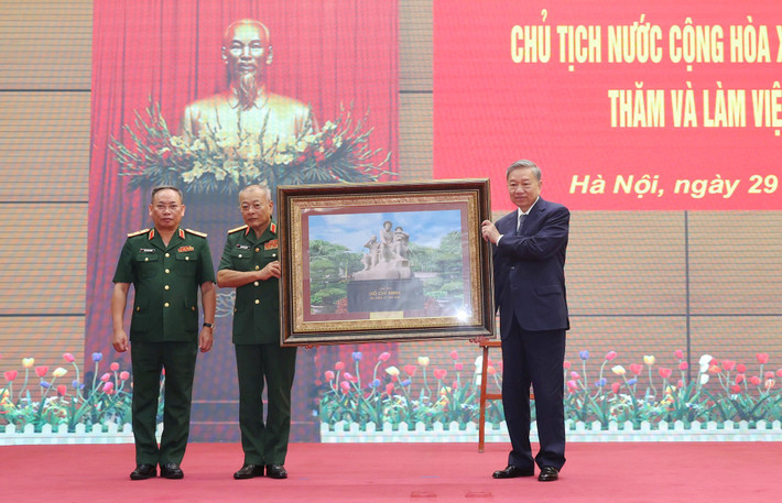 Tổng Bí thư, Chủ tịch nước Tô Lâm tặng bức tranh lưu niệm cho Tổng cục II, Bộ Quốc phòng. Ảnh: Trí Dũng/TTXVN to-lam08.jpg