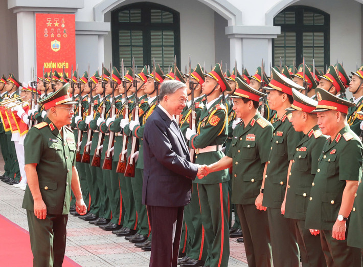 Tổng Bí thư, Chủ tịch nước Tô Lâm với lãnh đạo Bộ Quốc phòng và cán bộ, chỉ huy Tổng cục II. Ảnh: Trí Dũng/TTXVN to-lam15.jpg