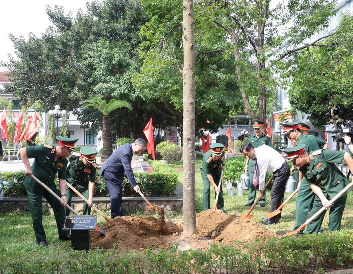 Tổng Bí thư, Chủ tịch nước Tô Lâm trồng cây lưu niệm tại Tổng cục II, Bộ Quốc phòng. Ảnh: Trí Dũng/TTXVN to-lam14.jpg