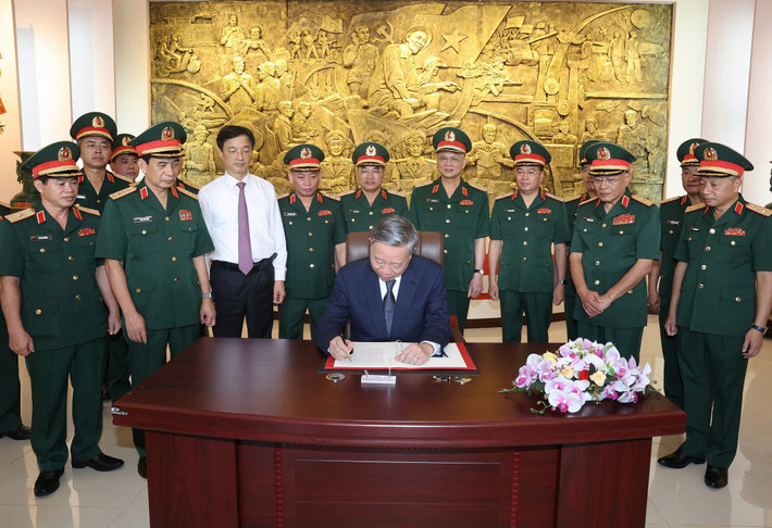 Tổng Bí thư, Chủ tịch nước Tô Lâm ghi sổ lưu niệm truyền thống Tổng cục II, Bộ Quốc phòng. (Ảnh: Trí Dũng/TTXVN) to-lam09.jpg