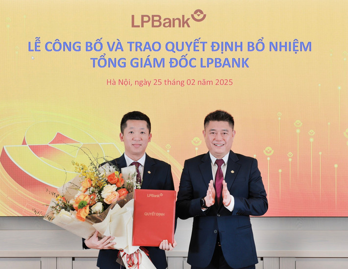 Ông Nguyễn Đức Thụy, Chủ tịch HĐQT LPBank (phải) trao quyết định bổ nhiệm cho ông Vũ Quốc Khánh, Tổng Giám đốc LPBank (trái). Ảnh: PV 1.jpg