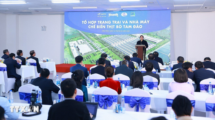 Thủ tướng Phạm Minh Chính phát biểu khi đến thăm Tổ hợp Trang trại và Nhà máy chế biến thịt bò Tam Đảo (xã Minh Quang, huyện Tam Đảo). Ảnh: Dương Giang/TTXVN thu-tuong-02.jpg