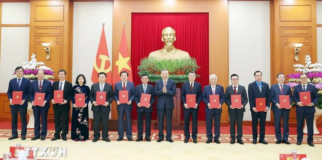 Tổng Bí thư Tô Lâm trao Quyết định của Bộ Chính trị cho đại diện lãnh đạo 13 cơ quan, đơn vị. Ảnh: Thống Nhất/TTXVN n4.jpg