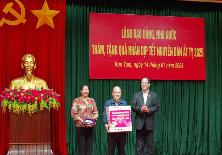Phó Chủ tịch Quốc hội, Thượng tướng Trần Quang Phương trao quà Tết cho cán bộ, chiến sĩ, người lao động Công ty TNHH MTV 732 v6.jpg