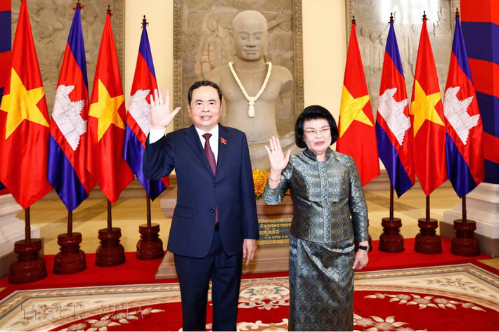 Chủ tịch Quốc hội Trần Thanh Mẫn và Chủ tịch Quốc hội Samdech Khuon Sudary chụp ảnh chung trước khi hội đàm. Ảnh: Doãn Tấn – TTXVN ctqh-don-a3.jpg