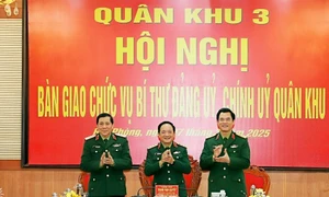 Bí thư Trung ương Đảng, Thượng tướng Trịnh Văn Quyết chứng kiến ký kết biên bản bàn giao