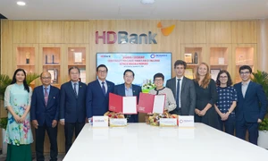 Đại diện Lãnh đạo Ngân hàng HDBank và Proparco trao Biên bản ký kết