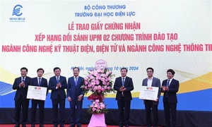 Lãnh đạo nhà trường tặng hoa chúc mừng Hai chương trình đào tạo ngành Công nghệ thông tin và Điện - Điện tử đã được trao chứng nhận UPM