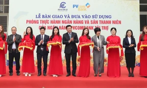 Các đại biểu thực hiện nghi thức Lễ bàn giao và đưa vào sử dụng Phòng thực hành ngân hàng và Sân thanh niên